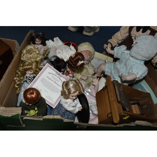 466 - ONE BOX AND LOOSE COLLECTABLE PORCELAIN DOLLS AND COLLECTOR'S PLATES, to include a Franklin Mint Pri... 