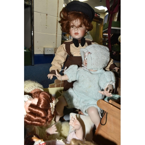 466 - ONE BOX AND LOOSE COLLECTABLE PORCELAIN DOLLS AND COLLECTOR'S PLATES, to include a Franklin Mint Pri... 