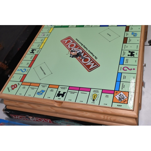 498 - A BOXED PARKER WOODEN DOUBLE SIDED MONOPOLY AND CLUEDO BOARD WITH FIVE OTHER CLASSIC GAMES, (chess, ... 