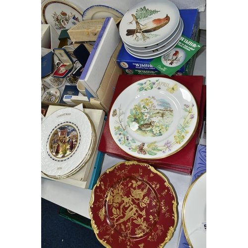 524 - ONE BOX AND LOOSE ROYAL COMMEMORATIVE ITEMS AND COLLECTOR'S PLATES, to include two boxed wedgwood 'C... 