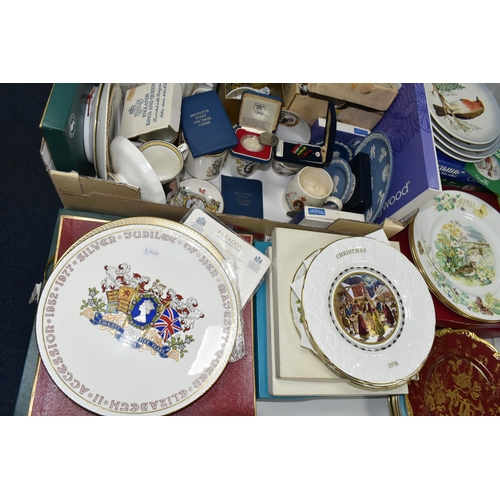 524 - ONE BOX AND LOOSE ROYAL COMMEMORATIVE ITEMS AND COLLECTOR'S PLATES, to include two boxed wedgwood 'C... 