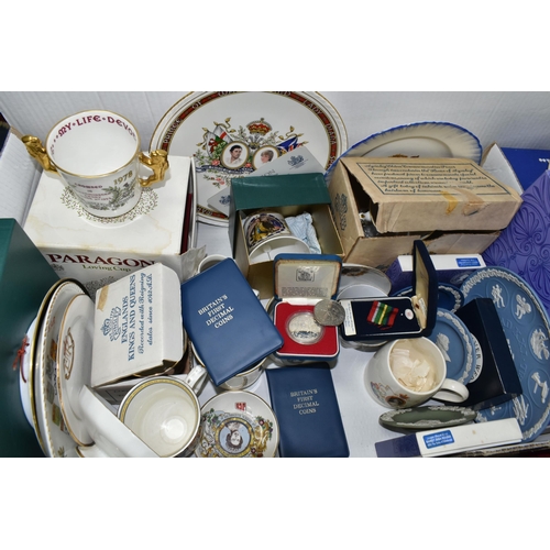 524 - ONE BOX AND LOOSE ROYAL COMMEMORATIVE ITEMS AND COLLECTOR'S PLATES, to include two boxed wedgwood 'C... 