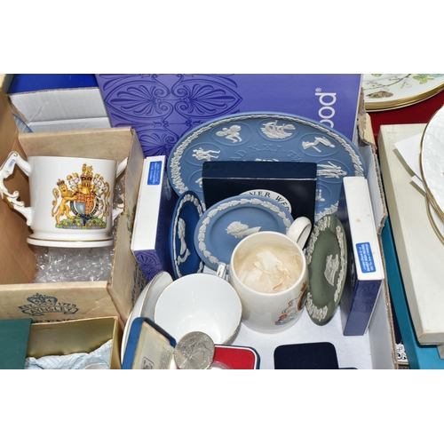 524 - ONE BOX AND LOOSE ROYAL COMMEMORATIVE ITEMS AND COLLECTOR'S PLATES, to include two boxed wedgwood 'C... 