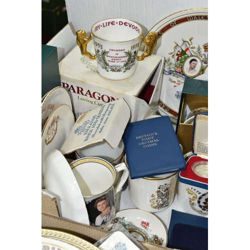 524 - ONE BOX AND LOOSE ROYAL COMMEMORATIVE ITEMS AND COLLECTOR'S PLATES, to include two boxed wedgwood 'C... 