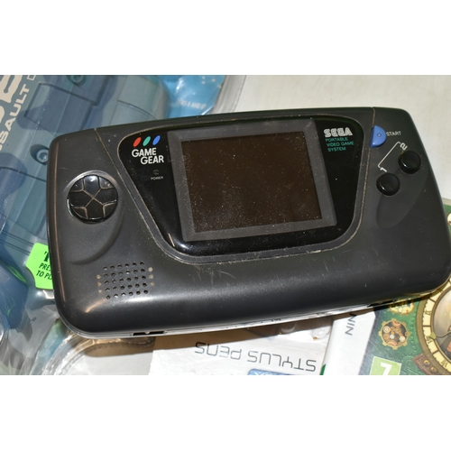 546 - SEGA GAME GEAR & NINTENDO DS, Game Gear Games include Shinobi II, Lemmings, Sega Game Pack, Leaderbo... 