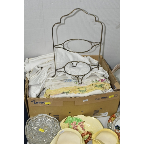 558 - ONE BOX AND LOOSE CERAMICS AND TABLE LINEN, to include a Corona ware 'Peonie' pattern wash bowl and ... 