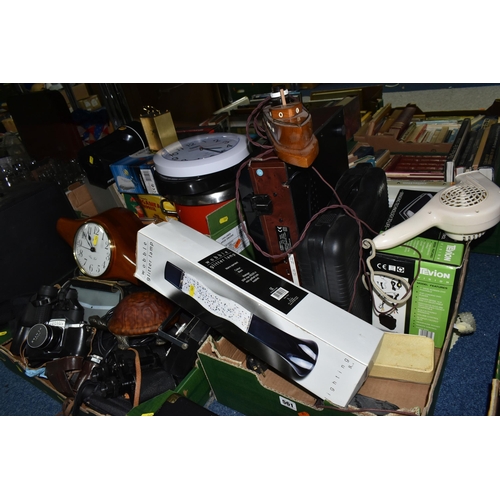 561 - THREE BOXES AND LOOSE ELECTRICALS ITEMS AND SUNDRIES, to include an MT-PH02 radio/turntable, a boxed... 