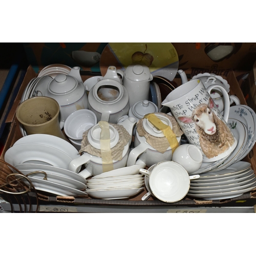 570 - SIX BOXES AND LOOSE KITCHEN CROCKERY AND DINNERWARE, including a Krautheim 'Franconia' dinner servic... 