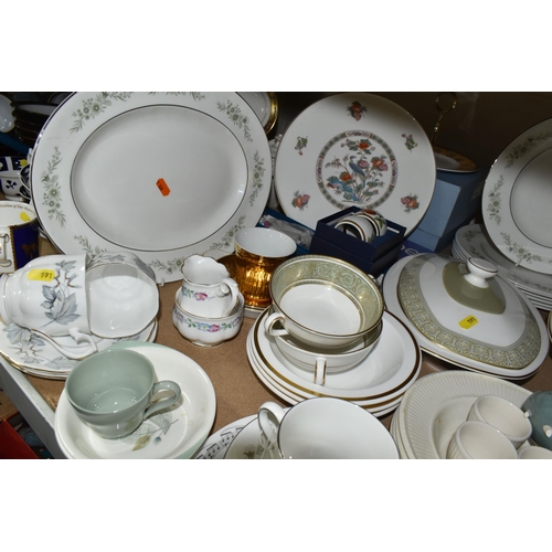 591 - A COLLECTION OF NAMED CERAMICS AND TEAWARE, comprising a Wedgwood 'Westbury' pattern tea cup, saucer... 