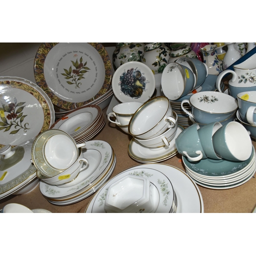 591 - A COLLECTION OF NAMED CERAMICS AND TEAWARE, comprising a Wedgwood 'Westbury' pattern tea cup, saucer... 