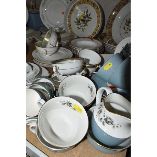 591 - A COLLECTION OF NAMED CERAMICS AND TEAWARE, comprising a Wedgwood 'Westbury' pattern tea cup, saucer... 