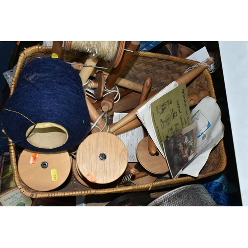 599 - ONE BOX AND LOOSE WEAVING AND WOOL SPINNING EQUIPMENT, comprising a Louét Junior roving Carder with ... 