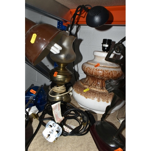 635 - ONE BOX AND LOOSE LAMPS AND GLASS SHADES, to include a copper oil lamp, two glass reservoir oil lamp... 