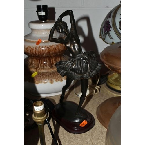 635 - ONE BOX AND LOOSE LAMPS AND GLASS SHADES, to include a copper oil lamp, two glass reservoir oil lamp... 