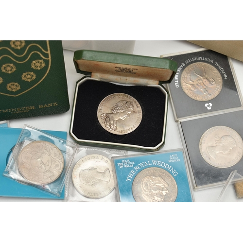 221 - TWO BOXES CONTAINING LOOSE COINS AND COMMEMORATIVES, to include a Royal Mint National Trust Medallio... 