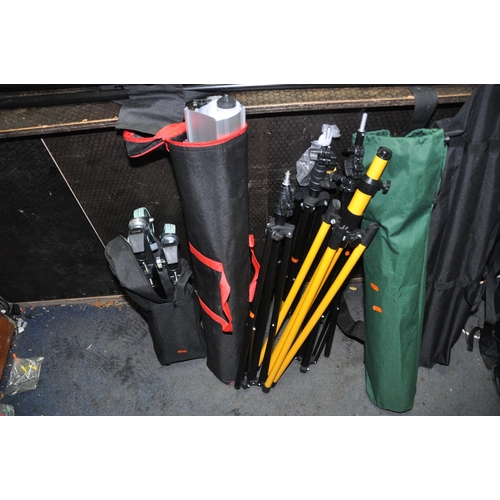 1059 - A COLLECTION OF PHOTOGRAPHIC LIGHTING EQUIPMENT including two bagged back drop frames, two stands wi... 