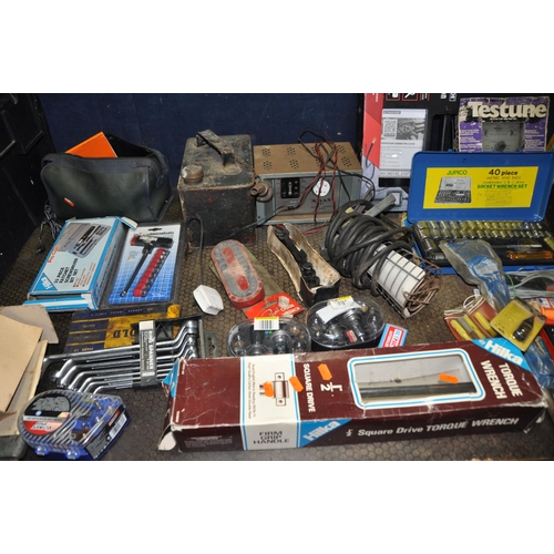 1062 - TWO TRAYS CONTAINING AUTOMOTIVE TOOLS including Gunsons Testune and Timelite, a vintage petrol can w... 