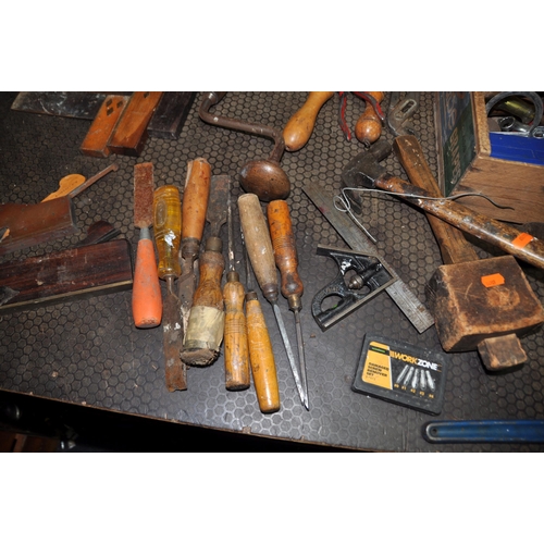 1064 - A TRAY CONTAINING CARPENTRY AND OTHER TOOLS including a vintage brass rebate plane 6in long, a vinta... 