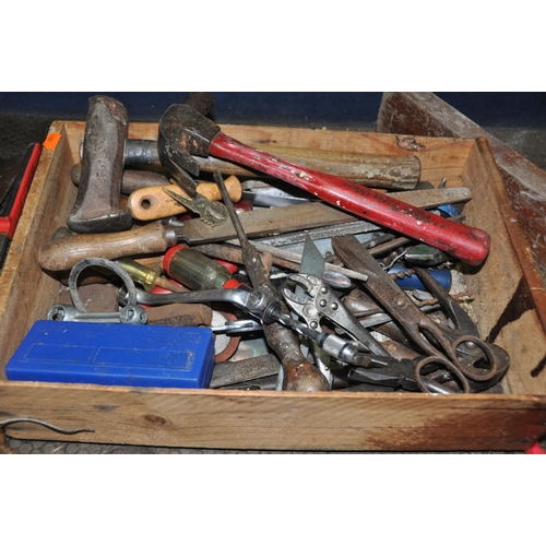 1064 - A TRAY CONTAINING CARPENTRY AND OTHER TOOLS including a vintage brass rebate plane 6in long, a vinta... 