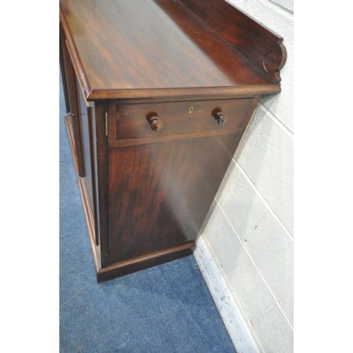 1267 - AN EARLY 20TH CENTURY MAHOGANY SIDEBOARD, with a raised back, the double cupboard doors enclosing a ... 