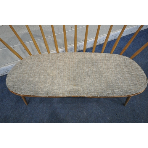 1290 - LUCIAN ERCOLANI, ERCOL, A MID CENTURY ELM AND BEECH DINING LOVE SEAT, with bentwood and spindle back... 