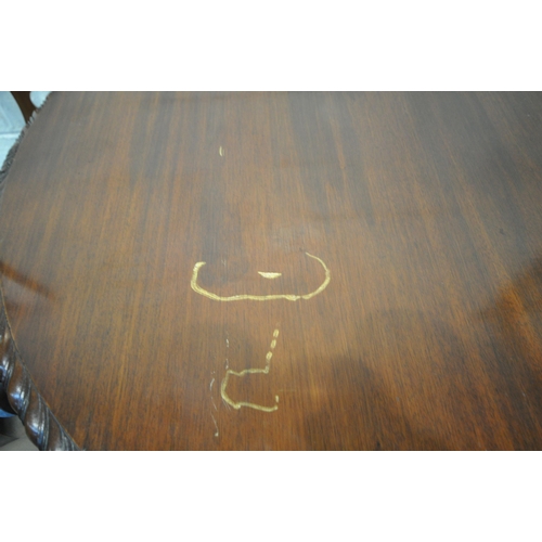 1307 - AN EARLY 2OTH CENTURY MAHOGANY OVAL WIND OUT DINING TABLE, the legs with scrolled and foliate detail... 