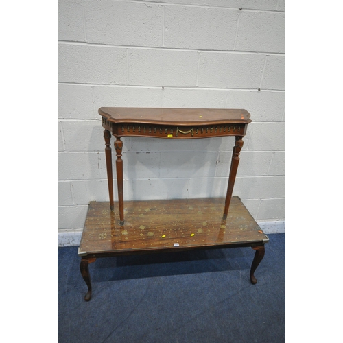 1316 - A 20TH CENTURY MAHOGANY AND BRASS INLAID COFFEE TABLE, with a glass top protector, raised on cabriol... 