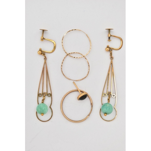 54 - AN ASSORTMENT OF EARRINGS, to include a pair of yellow metal screw back drop earrings, fitted with a... 