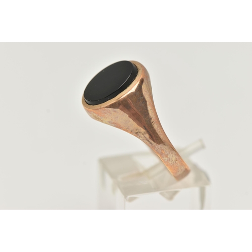 59 - A GENTS 9CT GOLD SIGNET RING, oval plain onyx inlay, to a polished band, hallmarked 9ct Birmingham, ... 