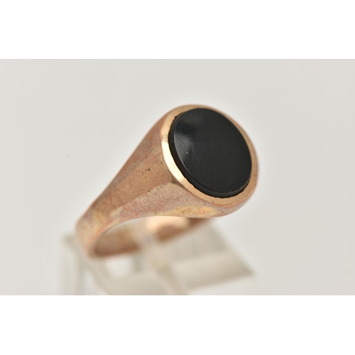 59 - A GENTS 9CT GOLD SIGNET RING, oval plain onyx inlay, to a polished band, hallmarked 9ct Birmingham, ... 