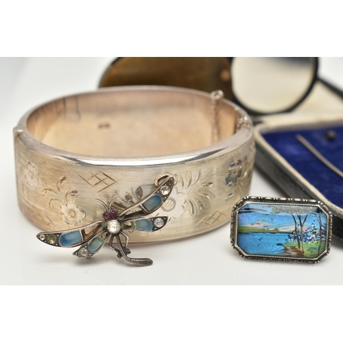 64 - A SILVER BANGLE AND OTHER JEWELLERY ITEMS, a wide hinged bangle etched with floral detail and a matt... 