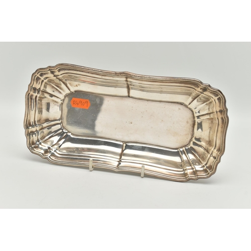 107 - AN AMERICAN 'GORHAM' STERLING SILVER TRAY, 20th century marks, of a rectangular form with wavy outli... 