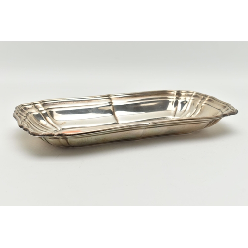 107 - AN AMERICAN 'GORHAM' STERLING SILVER TRAY, 20th century marks, of a rectangular form with wavy outli... 