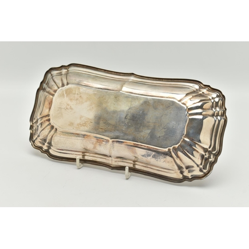 107 - AN AMERICAN 'GORHAM' STERLING SILVER TRAY, 20th century marks, of a rectangular form with wavy outli... 