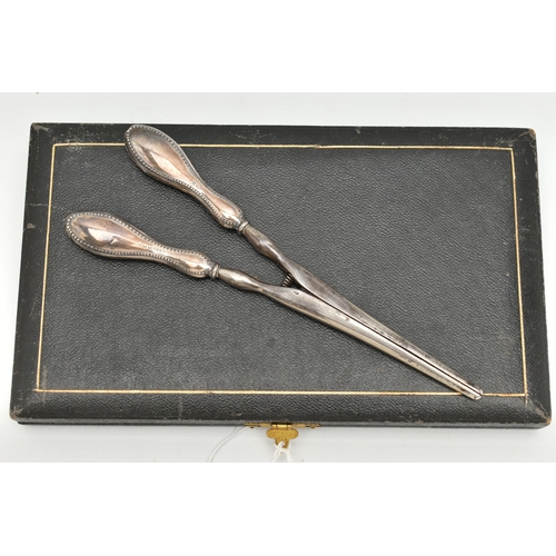 126 - A CASED SILVER HANDLED SHOE HORN, BUTTON HOOK AND GLOVE STRETCHER SET, polished silver handles with ... 