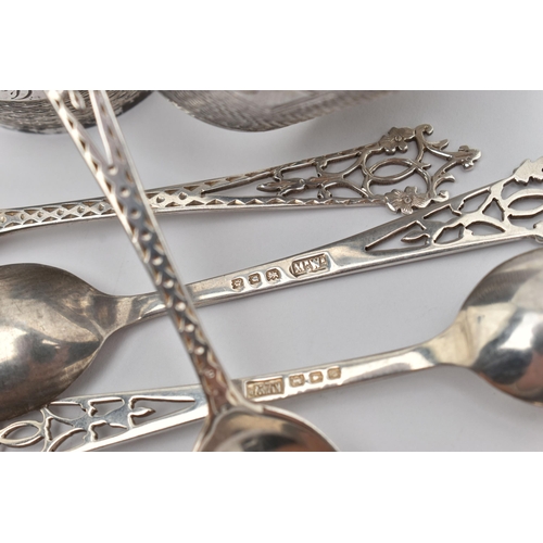 85 - AN ASSORTMENT OF SILVER ITEMS, to include a silver napkin ring, engine turned pattern and monogram e... 