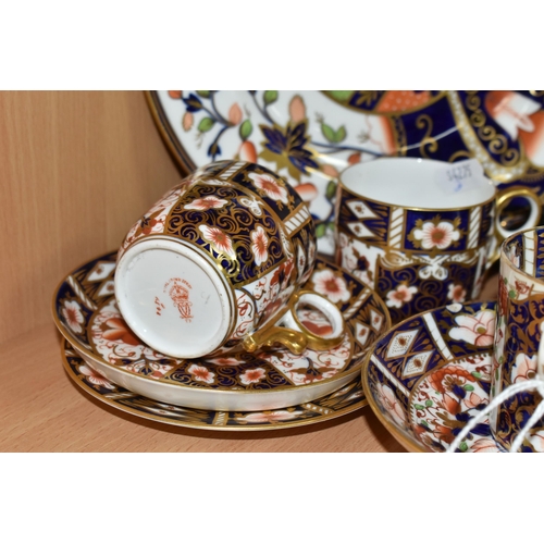 337 - A SMALL QUANTITY OF ROYAL CROWN DERBY IMARI ITEMS, comprising a wavy rimmed plate, diameter 22.8cm, ... 