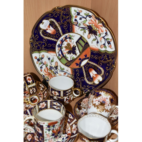 337 - A SMALL QUANTITY OF ROYAL CROWN DERBY IMARI ITEMS, comprising a wavy rimmed plate, diameter 22.8cm, ... 