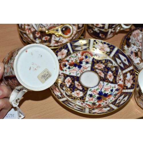 337 - A SMALL QUANTITY OF ROYAL CROWN DERBY IMARI ITEMS, comprising a wavy rimmed plate, diameter 22.8cm, ... 