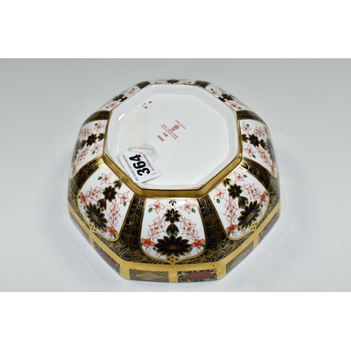 364 - A ROYAL CROWN DERBY IMARI 1128 OCTAGONAL SOLID GOLD BAND BOWL, date cypher 1974, diameter 21cm (1) (... 