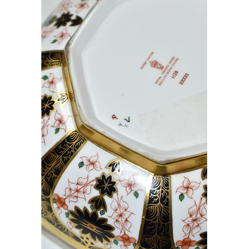 364 - A ROYAL CROWN DERBY IMARI 1128 OCTAGONAL SOLID GOLD BAND BOWL, date cypher 1974, diameter 21cm (1) (... 