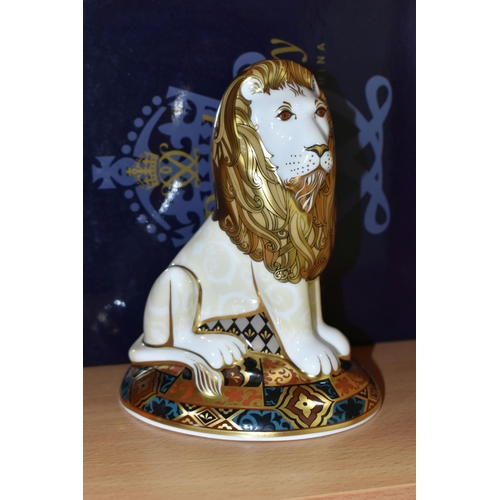 376 - A BOXED LIMITED EDITION ROYAL CROWN DERBY IMARI  'HERALDIC LION' PAPERWEIGHT, 544/2000 designed by L... 