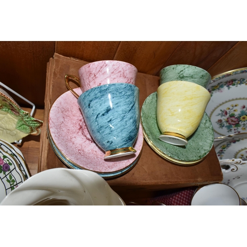 401 - A GROUP OF CERAMICS AND GLASS INCLUDING A BOXED SET OF ROYAL ALBERT 'GOSSAMER' PATTERN COFFEE CUPS A... 