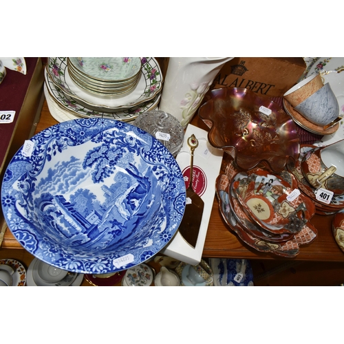 401 - A GROUP OF CERAMICS AND GLASS INCLUDING A BOXED SET OF ROYAL ALBERT 'GOSSAMER' PATTERN COFFEE CUPS A... 