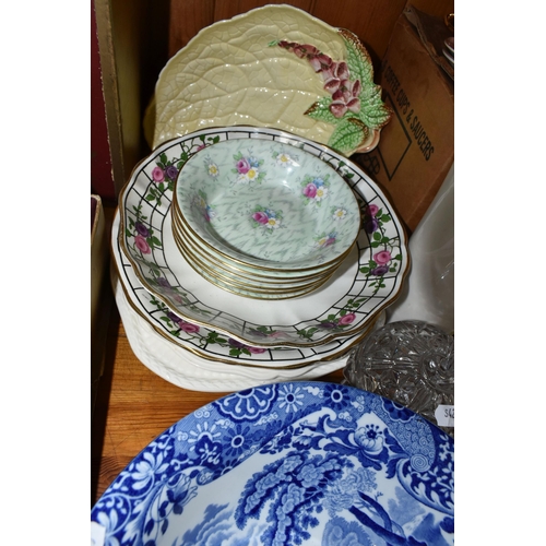 401 - A GROUP OF CERAMICS AND GLASS INCLUDING A BOXED SET OF ROYAL ALBERT 'GOSSAMER' PATTERN COFFEE CUPS A... 