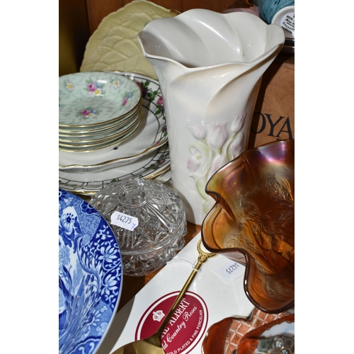 401 - A GROUP OF CERAMICS AND GLASS INCLUDING A BOXED SET OF ROYAL ALBERT 'GOSSAMER' PATTERN COFFEE CUPS A... 