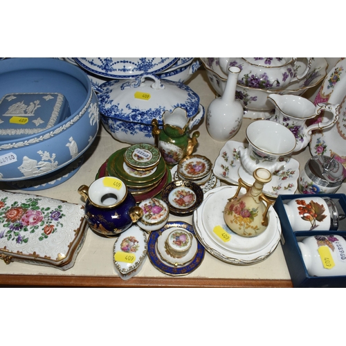 409 - A GROUP OF WEDGWOOD, ROYAL WORCESTER AND OTHER CERAMICS, including a miniature Royal Worcester blush... 