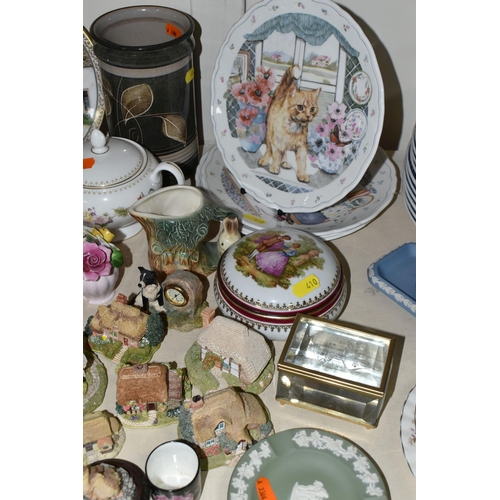 410 - A COLLECTION OF 20TH CENTURY CERAMIC ORNAMENTS, GIFTWARES, ETC, including six small Lilliput Lane co... 