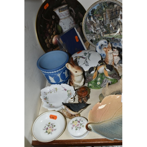 410 - A COLLECTION OF 20TH CENTURY CERAMIC ORNAMENTS, GIFTWARES, ETC, including six small Lilliput Lane co... 