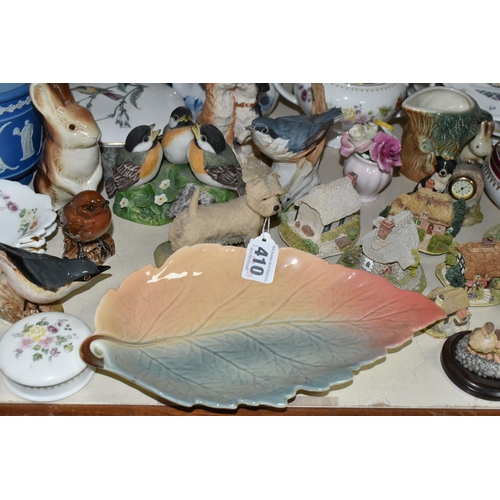 410 - A COLLECTION OF 20TH CENTURY CERAMIC ORNAMENTS, GIFTWARES, ETC, including six small Lilliput Lane co... 